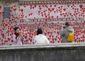 La gente visita el Muro Conmemorativo Nacional de Covid en el tercer aniversario del primer cierre de Gran Bretaña por COVID-19 y el Día Nacional de Reflexión, en Londres, Gran Bretaña, el 23 de marzo de 2023.