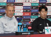 Ulsan (Korea, Republic Of), 23/03/2023.- Juergen Klinsmann (L), head coach of the South Korean men"s national soccer team and player Son Heung-min hold a news conference at the Munsu World Cup Stadium in Ulsan, South Korea, 23 March 2023. The South Korean team will play friendly matches against Colombia and Uruguay on the 24th and 28th of March respectively. (Futbol, Amistoso, Mundial de Fútbol, Corea del Sur) EFE/EPA/YONHAP SOUTH KOREA OUT