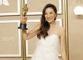 Michelle Yeoh alza el Óscar tras su triunfo como mejor actriz.