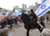 Jerusalem (Israel), 23/03/2023.- La unidad de caballería de la policía interviene cuando los manifestantes bloquean la autopista Ayalon durante una manifestación contra la reforma del sistema de justicia planificada por el gobierno israelí,