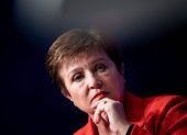 Ejeutiva.- La directora del Fondo Monetario Internacional, Kristalina Georgieva listens during an event at the World Bank February 10, 2020, in Washington, DC. IMF chief Kristalina Georgieva said on October 15, 2020 she is confident the United States will soon reach an agreement to provide another cash infusion to the ailing economy. "Let"s see how quickly it would be deployed, but I have no doubt it will be deployed, because it is necessary before the end of the year," Georgieva said during a debate on the global economy. / AFP / Brendan Smialowski FILES-IMF-ECONOMY-RECESSION-HEALTH-VIRUS