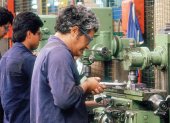 Trabajo.- Empleados del sector manufactura realizan su labor.