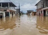 El río Santa Ros se salió de su cause inundando más de 15 barrios. Las familias tratan de rescatar los enseres.