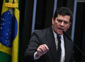 El senador de Brasil, Sergio Moro, habla en el pleno del Senado Federal, hoy en Brasilia (Brasil). La Policía Federal desmanteló este miércoles una organización criminal que planeaba una serie de ataques y homicidios que ocurrirían de forma simultánea en cinco estados de Brasil contra altos funcionarios y políticos, entre otras autoridades, informaron fuentes oficiales. Entre quienes serían objeto de los ataques estaba el exjuez Sergio Moro, conocido internacionalmente por condenar y encarcelar al actual presidente brasileño, Luiz Inácio Lula da Silva, y quien fuera ministro de Justicia en el Gobierno del ultraderechista Jair Bolsonaro. EFE/André Borges