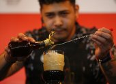 Un barista prepara una bebida durante la quinta edición del Tequila Mixology Contest