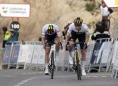 Primoz Roglic (d) superó en el ascenso final a Remco Evenepoel (i).