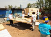 Voluntarios trabajan en la construcción de viviendas en la comunidad "La Bistrica", en Buenos Aires (Argentina).