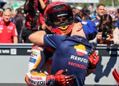 Marc Márquez fue felicitado por su equipo tras su gran registro en la pista.
