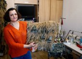 Creatividad. La modista Valentina Todosienko muestra parte de su trabajo para los trajes de camuflaje.