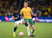 Sydney (Australia), 24/03/2023.- Alexander Alvarado (L) of Ecuador and Harry Souttar of Australia contest the ball during the soccer friendly match between Australia and Ecuador in Sydney, Australia 24 March 2023. (Futbol, Amistoso) EFE/EPA/STEVEN MARKHAM AUSTRALIA AND NEW ZEALAND OUT