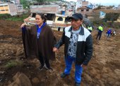 Pobladores observan los daños causados por un deslizamiento de tierra hoy, en Alausí (Ecuador). Un gran deslizamiento de tierra sepultó la noche de este domingo un barrio de la ciudad de Alausí, en la provincia de Chimborazo, en el centro andino de Ecuador, donde aún se mantiene una operación de rescate de víctimas.