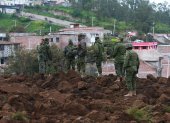 Soldados prestan guardia en la zona donde se presentó un deslizamiento de tierra hoy, en Alausí (Ecuador).