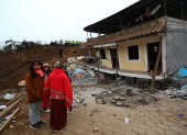 Pobladores observan los daños causados por un deslizamiento de tierra hoy, en Alausí (Ecuador).