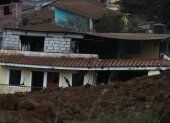 Vista hoy de los daños causados por un deslizamiento de tierra en un hogar en Alausí (Ecuador).