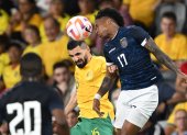 Sydney (Australia), 24/03/2023.- Aziz Behich (L) of Australia in action against Angelo Preciado of Ecuador during the soccer friendly match between Australia and Ecuador in Sydney, Australia 24 March 2023. (Futbol, Amistoso) EFE/EPA/DEAN LEWINS AUSTRALIA AND NEW ZEALAND OUT