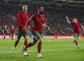 Porto (Portugal), 29/03/2022.- Portugal player Bruno Fernandes (R) celebrates with Cristiano Ronaldo after scoring a goal during the FIFA World Cup Qatar 2022 play-off qualifying soccer match Portugal vs North Macedonia held on Dragao stadium in Porto, Portugal, 29 March 2022. (Mundial de Fútbol, Catar) EFE/EPA/JOSE COELHO