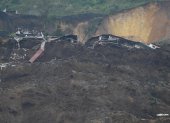 Familiares se lamentan hoy en la zona donde se presentó un deslizamiento de tierra, en Alausí (Ecuador).