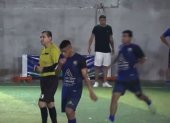 Byron Moreno (i) segundos antes de ser agredido por la espalda, por un jugador amateur.