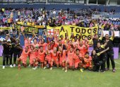 Las jugadoras y cuerpo técnico de Barcelona festejaron el nuevo título con los hinchas en el estadio Banco Guayaquil.