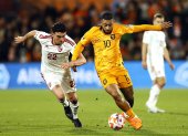 Rotterdam (Netherlands), 27/03/2023.- Graeme Torrilla of Gibraltar (L) in action against Memphis Depay of the Netherlands during the UEFA EURO 2024 qualification match between the Netherlands and Gibraltar, in Rotterdam, The Netherlands, 27 March 2023. (Países Bajos; Holanda) EFE/EPA/PIETER STAM DE JONGE