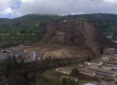 Una vista general de la destrucción causada por un deslizamiento de tierra, en Alausí, el gobierno de Ecuador informó que los fallecidos pasaron de 16 a siete.