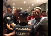 Pedro Gallese (d) durante los enfrentamientos con miembros de la Policía de España.