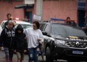 Familiares acompañan la salida de un estudiante del colegio público donde se ha presentado un ataque con arma punzante en São Paulo (Brasil).