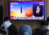 Una televisión en la estación de Seúl muestra imágenes del lanzamiento este lunes de dos misiles balísticos de corto alcance por parte de Corea del Norte hacia el Mar de Japón (llamado mar del Este en las dos Coreas). EFE/EPA/YONHAP SOUTH KOREA OUT