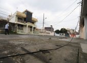 Varios de los cables eléctricos de la Saiba llegan al nivel del piso o ya están en la calzada.