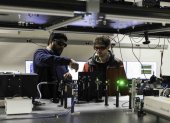 Los investigadores Ranga Dias (izquierda) y Nugzari Khalvashi-Sutter ajustan una matriz láser en su laboratorio de espectroscopia avanzada.