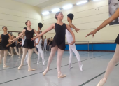 Desfile protagonizado por los estudiantes de la Escuela Nacional de Ballet Cuba y coreografiado por el reconocido Eduardo Blanco.