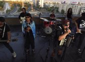 La banda musical Hacia la Victoria que muestra a sus integrantes durante un ensayo en Santiago (Chile).