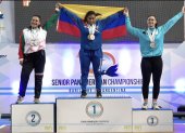 Dayana Mina lució exultante en la plataforma al colgarse las tres medallas de oro de la categoría 87 kg.