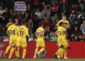 El delantero del FC Barcelona, Robert Lewandowski (d), celebra el primer gol del encuentro correspondiente a la jornada 27 de primera división.