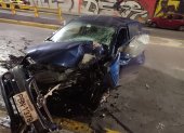 Vías. Un vehículo quedó completamente destruido en la avenida Simón Bolívar, en la entrada a Carapungo.
