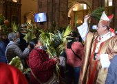 Ceremonia. El arzobispo e Cuenca, Marco Pérez, bendijo los ramos.