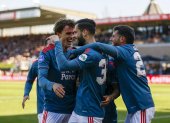 Mats Wieffer del Feyenoord celebra con sus compañeros la victoria.