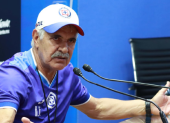 Tuca Ferreti, actual DT de Cruz Azul se mostró molesto en rueda de prensa.