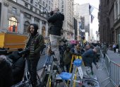 otógrafos de noticias se reúnen en la Quinta Avenida cerca de la Torre Trump en Nueva York, Nueva York.