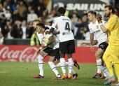 VALENCIA, 03/04/2023.- Los jugadores del Valencia celebra el primer gol del equipo valencianista durante el encuentro correspondiente a la jornada 27 de primera división que disputan hoy lunes frente al Rayo Vallecano en el estadio de Mestalla, en Valencia. EFE / Kai Forsterling.