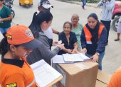Asistencia. Los afectados por las inundaciones recibieron kits.