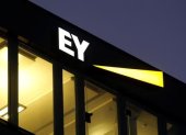 El logo de Ernst & Young se luce en una oficina en Zérich, Suiza.