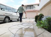 1. Peligros. Los cables caídos en el piso son un riesgo para los moradores de la ciudadela La Saiba que transitan por las veredas. Más de uno ya ha sufrido accidentes en el suelo mojado.