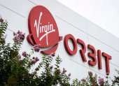 Logo de la empresa Virgin Orbit en su sede principal en Long Beach, California.