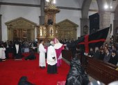 Tradición. El arzobispo ondeó la bandera tres veces durante la ceremonia, en señal del triunfo de la fe sobre los pecados. En la primera fila lo observó Pabel Muñoz, alcalde electo de la ciudad.