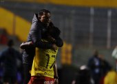 El entrenador César Farías y la emotiva celebración con el goleador Roberto Ordóñez.