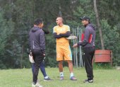 Patricio Hurtado (d) es el entrenador del Cumbayá, que marcha tercero en la LigaPro.