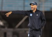 AME9029. MONTEVIDEO (URUGUAY), 05/04/2023.- El entrenador de Emelc, Miguel Rondelli, da instrucciones a sus jugadores ante Danubio, hoy, durante un partido de la Copa Sudamericana, en el Centenario en Montevideo (Uruguay). EFE/ Gastón Britos