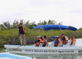 MEX1725. PUNTA ALLEN (MÉXICO), 08/04/2023.- Turistas visitan la reserva de la Biósfera de Sian Ka"an, el 7 de abril de 2023, en la comunidad de Punta Allen, estado de Quintana Roo (México). La población pesquera de Punta Allen, en el Caribe mexicano, de apenas cerca de 1.000 habitantes, se ha convertido en una joya de ecoturismo dentro de la Reserva de la Biósfera de Sian Ka"an, una de las Áreas Naturales Protegidas más grandes de Quintana Roo. EFE/ Lourdes Cruz