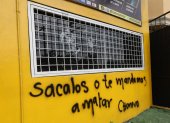 La pared del negocio amaneció vandalizada con mensajes amenazantes